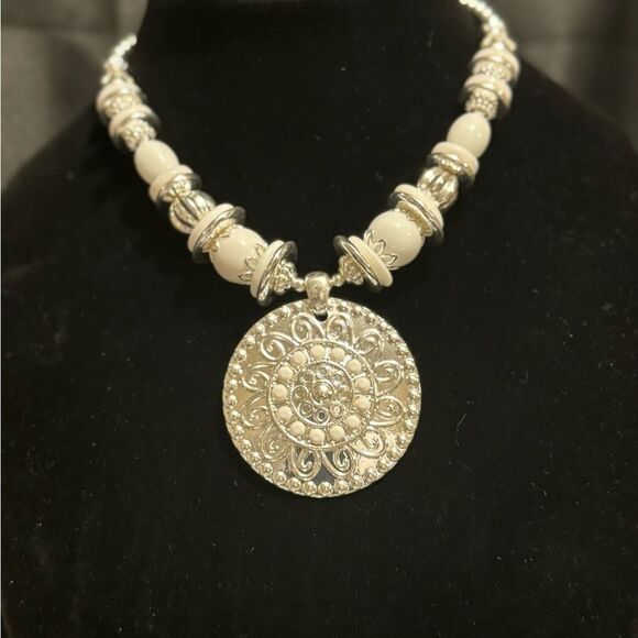 LIVE SHOW NECKLACE - Picture 10 of 14